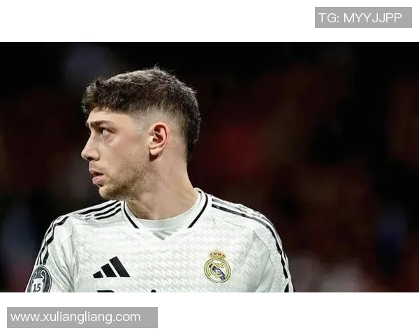 以巴尔韦德为核心探讨现代足球中全能中场的战术地位与价值 以巴尔韦德为核心探讨现代足球中全能中场的战术地位与价值